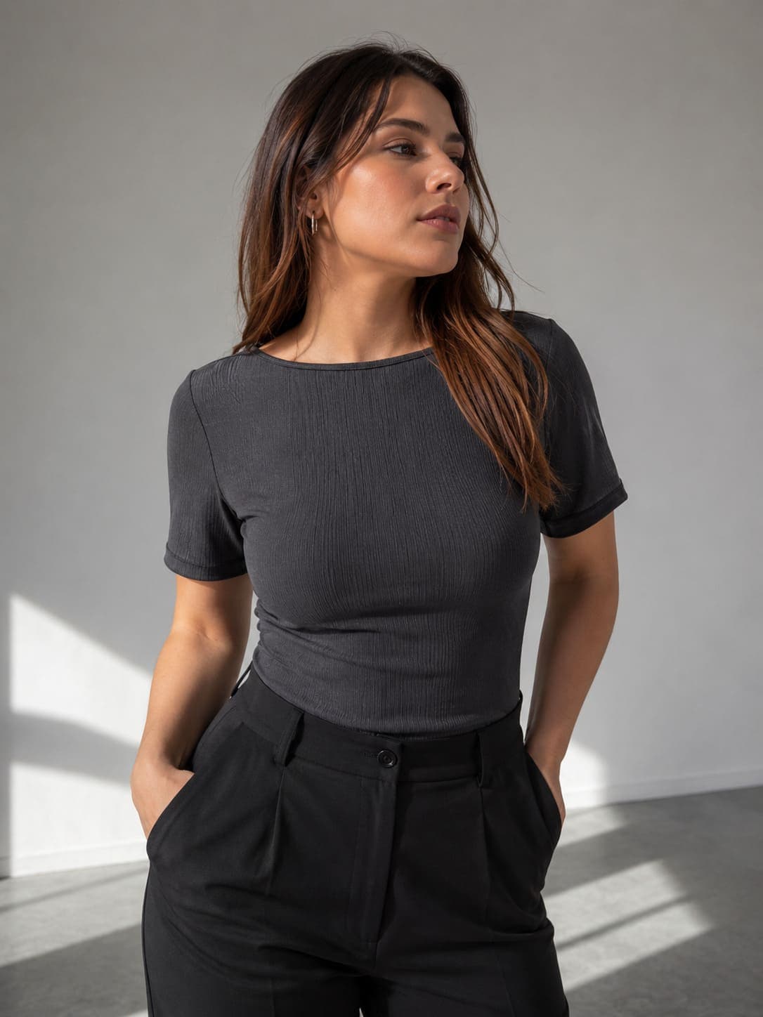 Body cuello redondo manga corta gris oscuro