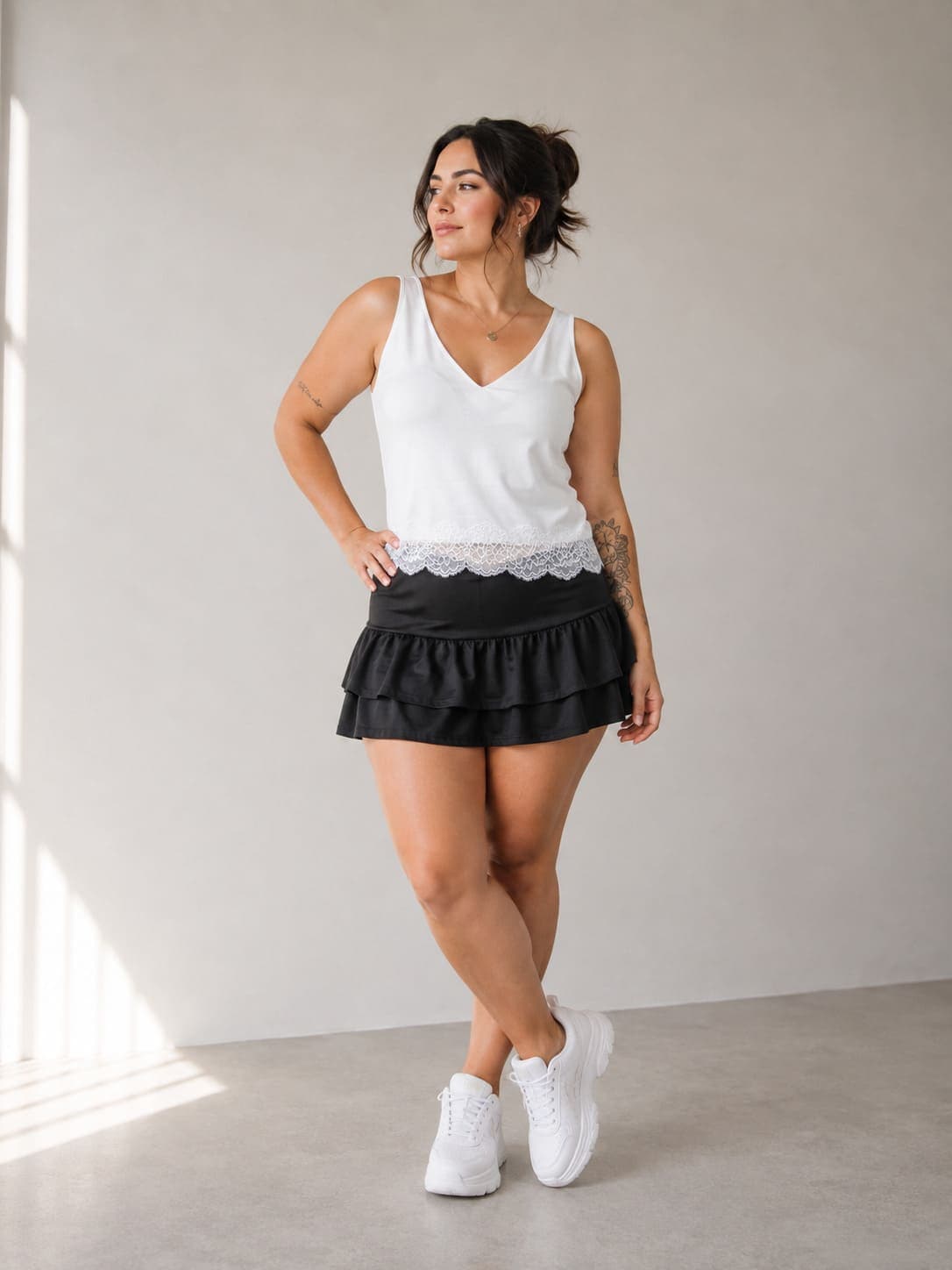 Musculosa escote V puntilla blanca