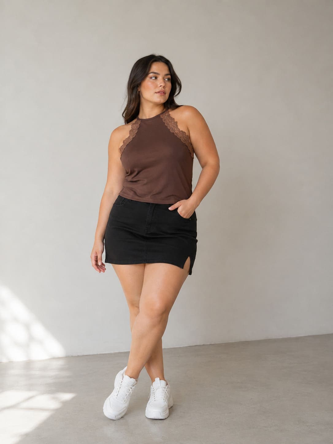 Musculosa halter puntilla marron