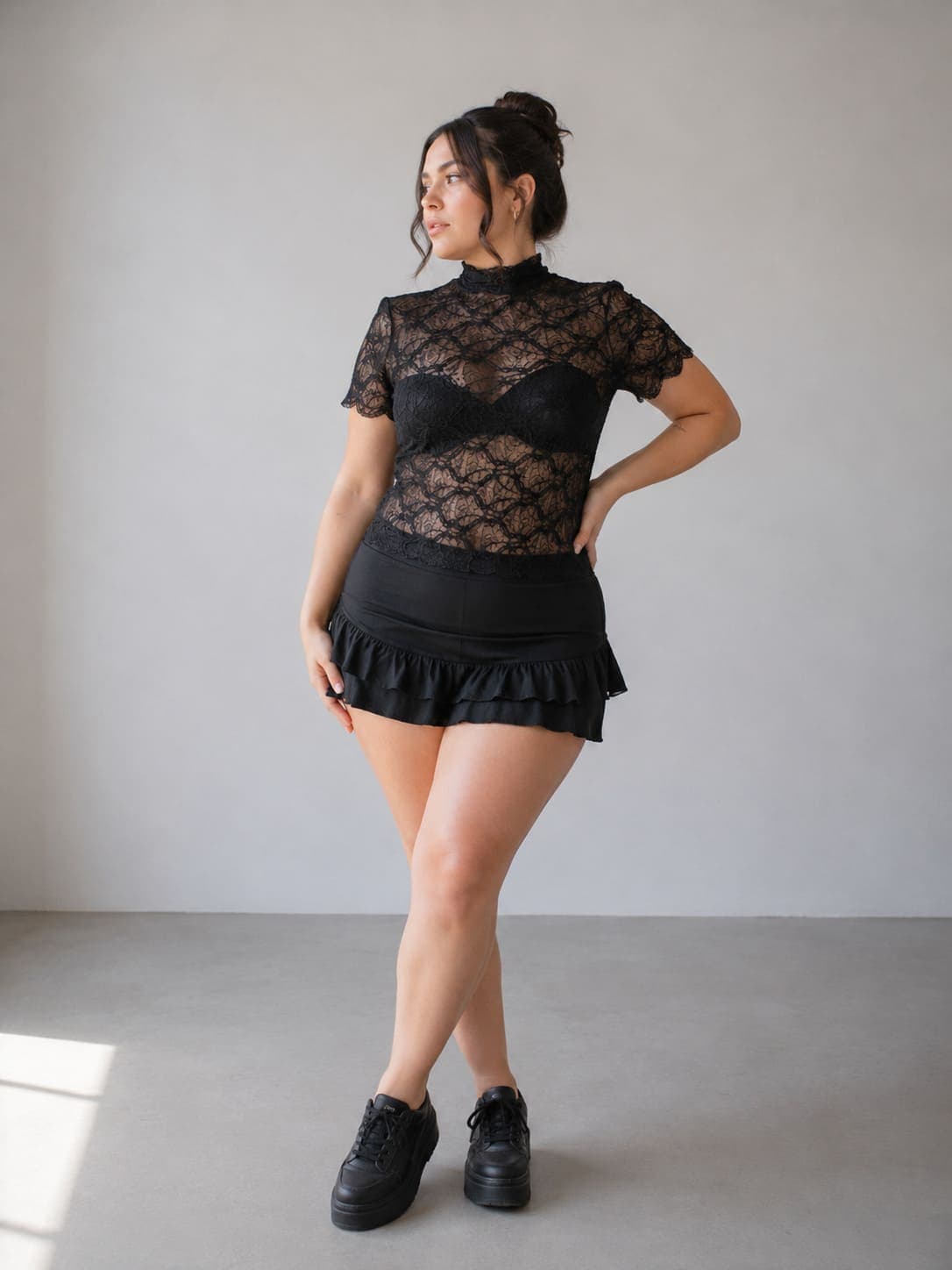 Remera encaje cuello alto negra