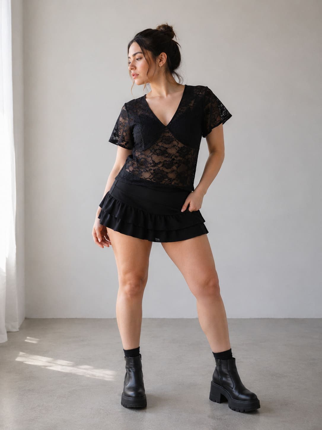 Remera encaje escote V negra