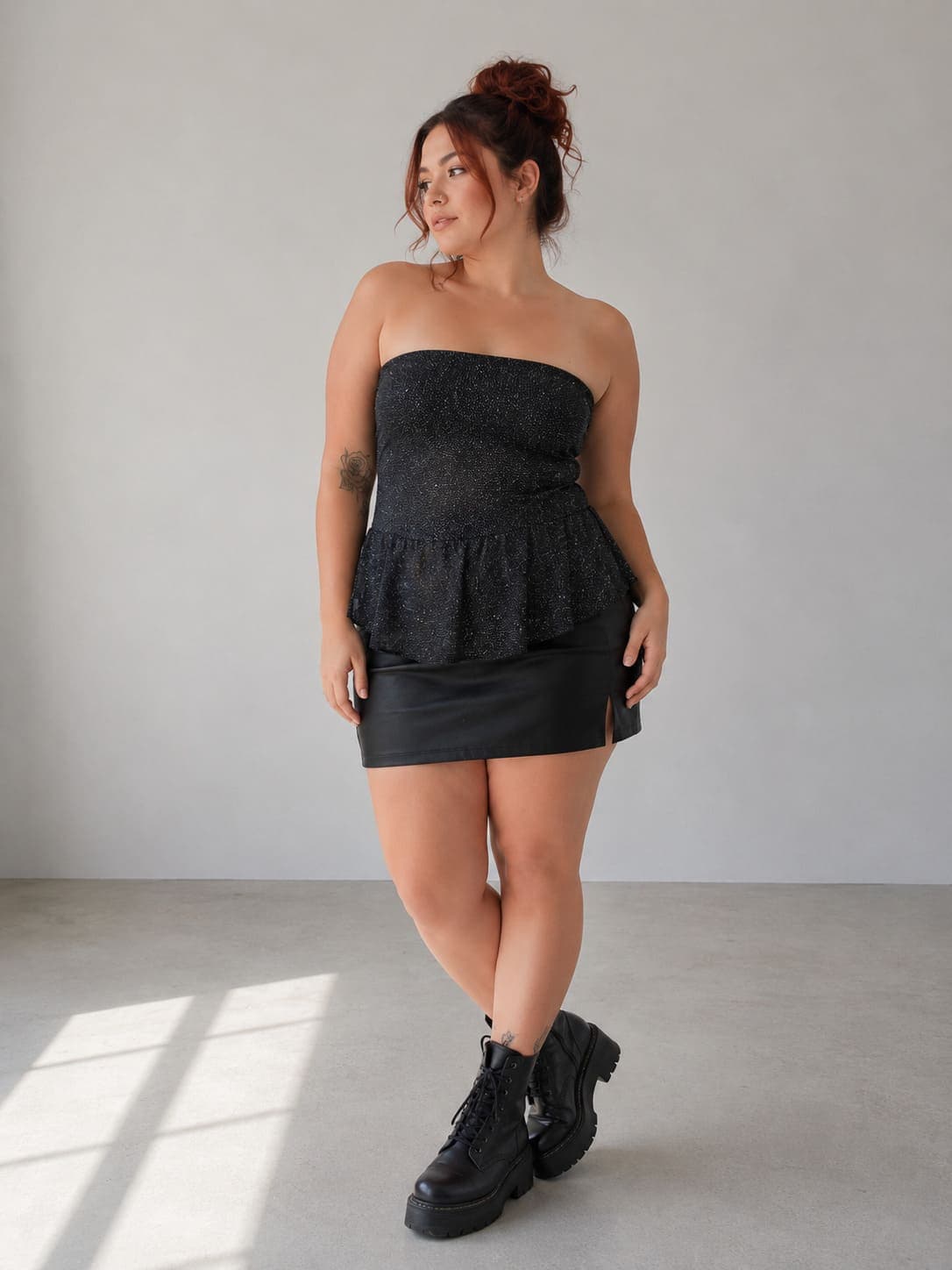 Strapless texturizado peplum negro