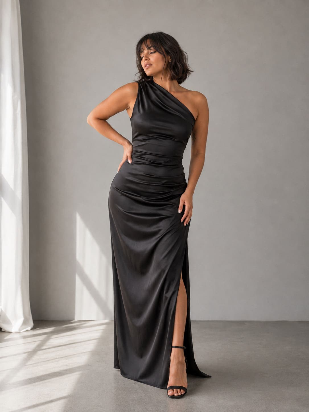 Vestido largo satinado negro